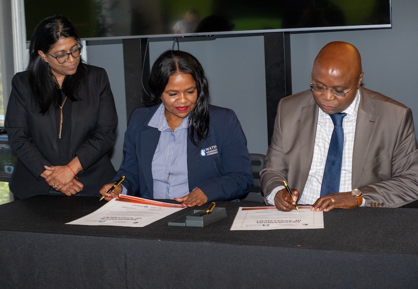 WRC’s Dr Jennifer Molwantwa and UKZN’s Professor Fhatuwani Mudau sign a Memorandum of Agreement formalising the launch of a strategic partnership